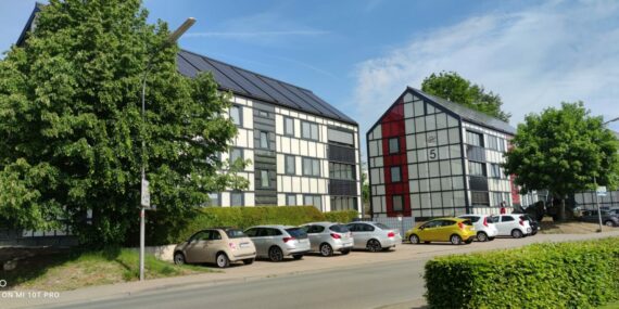 2019 die Kommune Herford den Klimanotstand ausgerufen. 2021 entschloss WWS Herford ein Energiesprong-Projekt zu starten, um einen Beitrag zur dringend erforderlichen Energiewende zu leisten. Mit der GAP-Solarfassade gelingt die Energiewende.